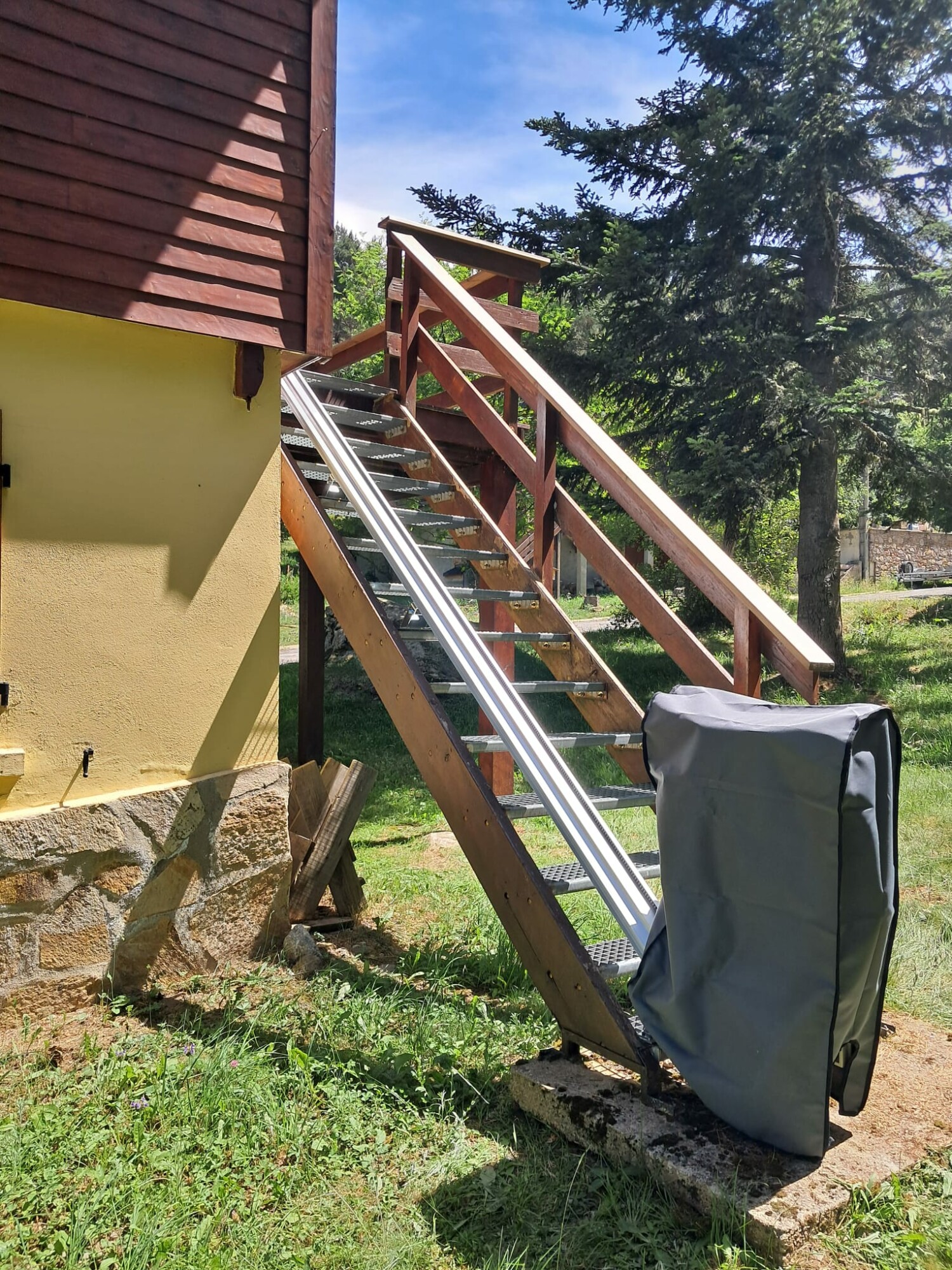 installation-fauteuil-monte-escalier-formigueres-vue-profil-proteger-septembre-2026