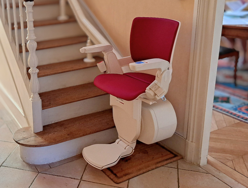location-fauteuil-monte-escalier-rouge-otolift