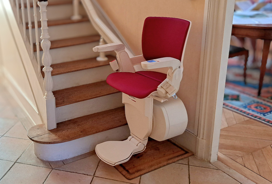 location-fauteuil-monte-escalier-rouge-otolift