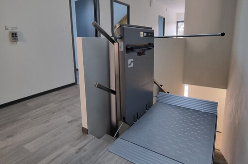 petite-plateforme-monte-escalier-escaliers-etroits-maison-2