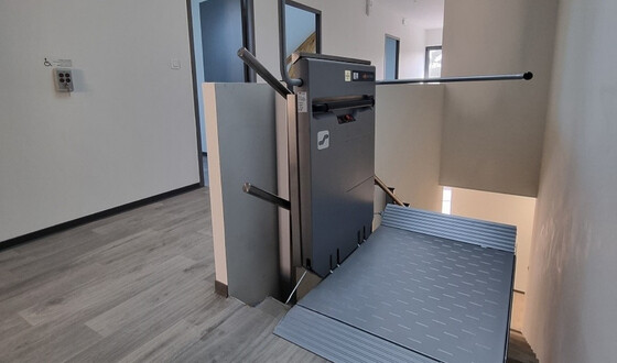 petite-plateforme-monte-escalier-escaliers-etroits-maison-2
