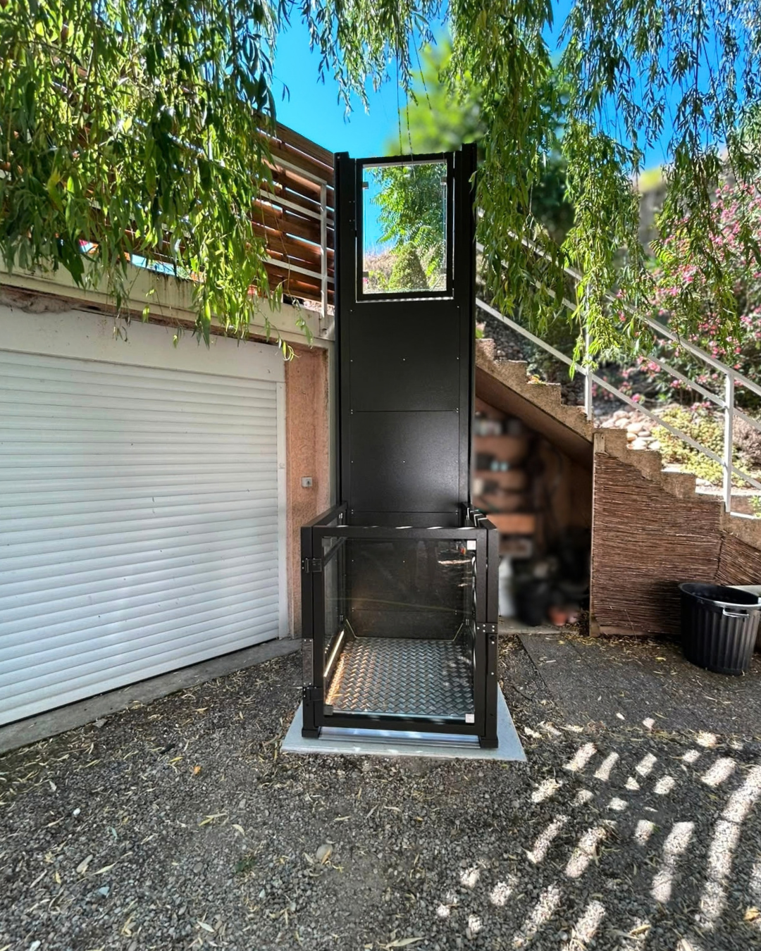 elevateur-pmr-vertical-epinouze-niveau-inferieur-fermee-france-accessibilite
