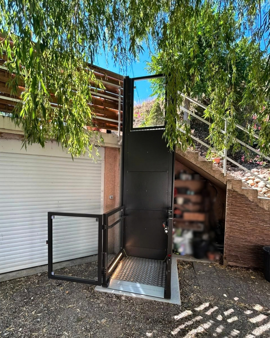elevateur-pmr-vertical-epinouze-niveau-inferieur-ouverte-france-accessibilite