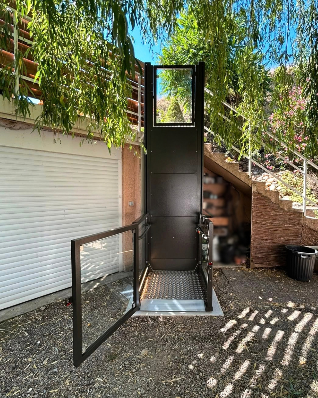 elevateur-pmr-vertical-epinouze-niveau-inferieur-ouverte-vue-de-face-france-accessibilite
