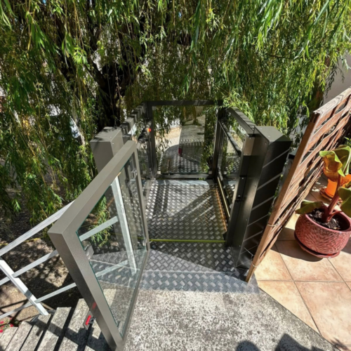 elevateur-pmr-vertical-epinouze-niveau-superieur-ouverte-france-accessibilite