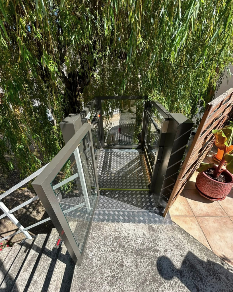 elevateur-pmr-vertical-epinouze-niveau-superieur-ouverte-france-accessibilite