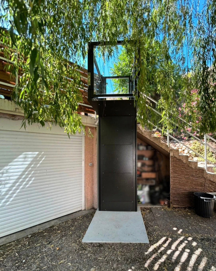 elevateur-pmr-vertical-epinouze-niveau-superieur-ouverte-vue-de-face-france-accessibilite
