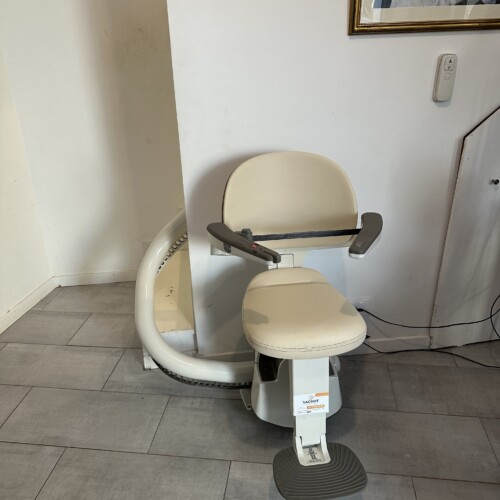 fauteuil_monte_escalier_ouvert_vue_de_face_sachot_octobre_2026