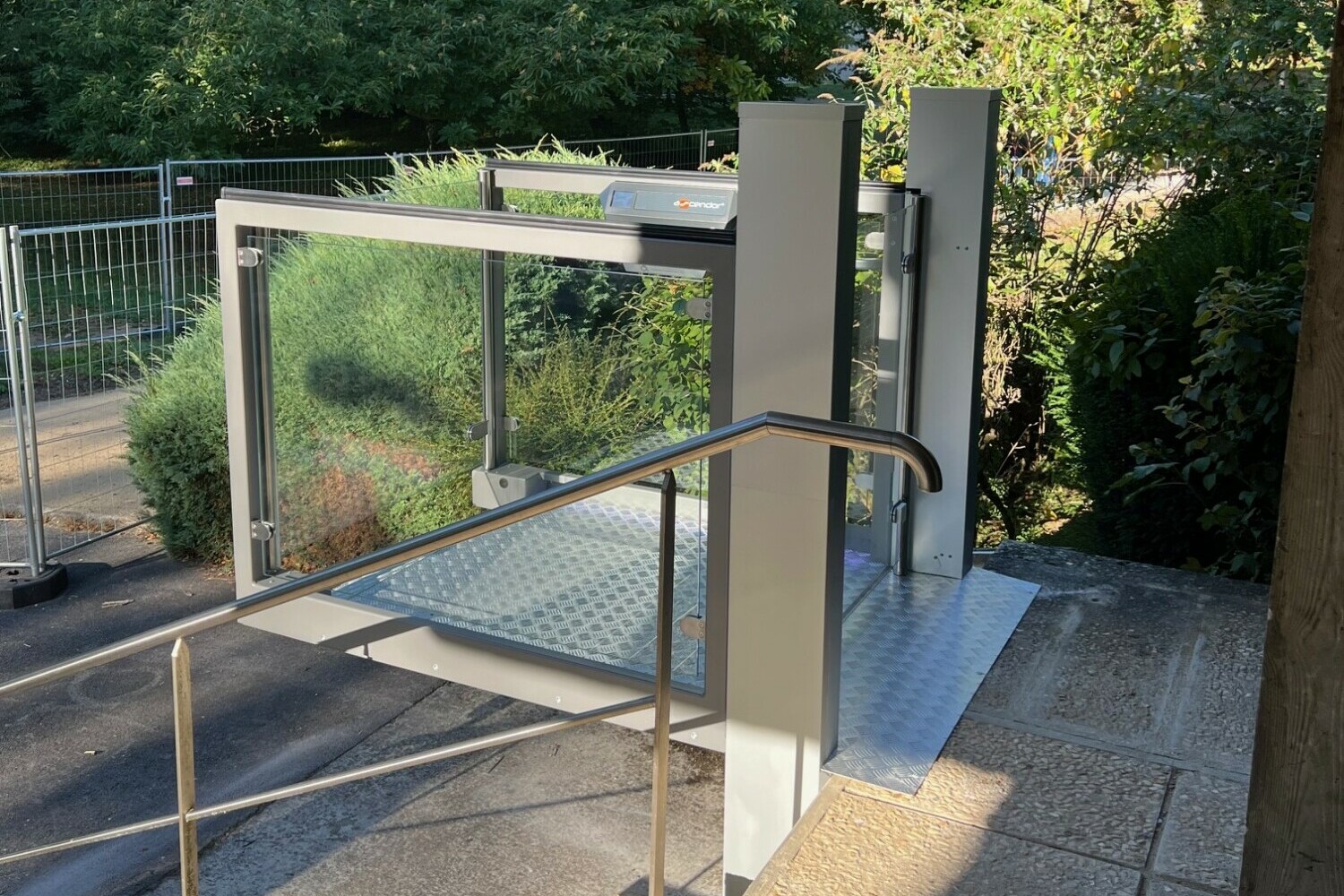 elevateur-pmr-vertical-franchir-quelques-marches-fauteuil-roulant