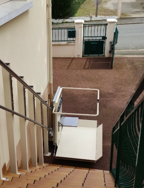 menanteau-ascendor-plateforme-monte-escalier-exterieur-fermee