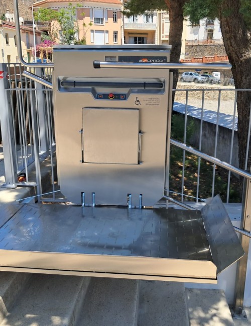 détail du plateau antidérapant inox ou vue depuis le haut de l'escalier